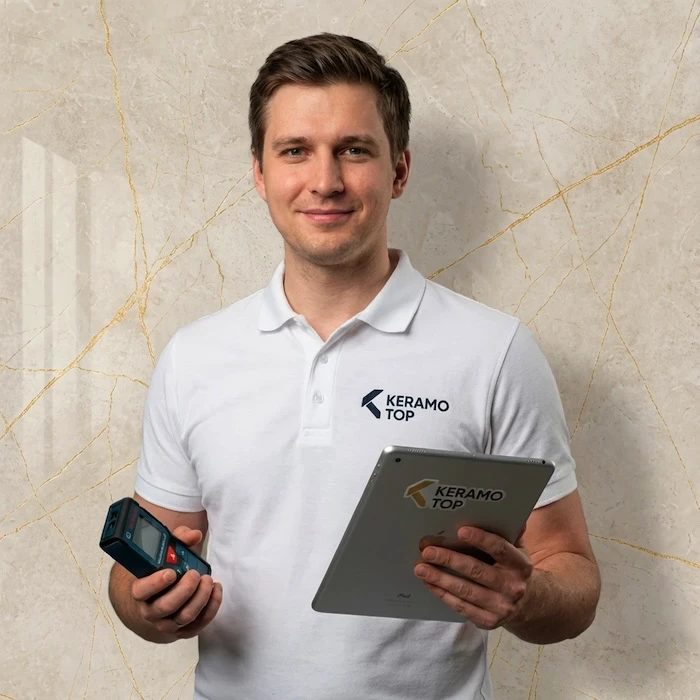 Мастер выполняет лазерный замер