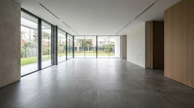 Частный дом: просторный холл с керамогранитом